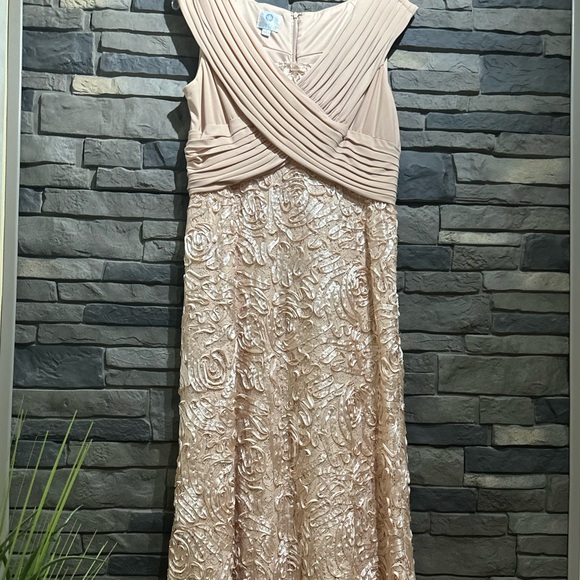 Patra Dresses & Skirts - Elegant Cream Sleeveless Dress